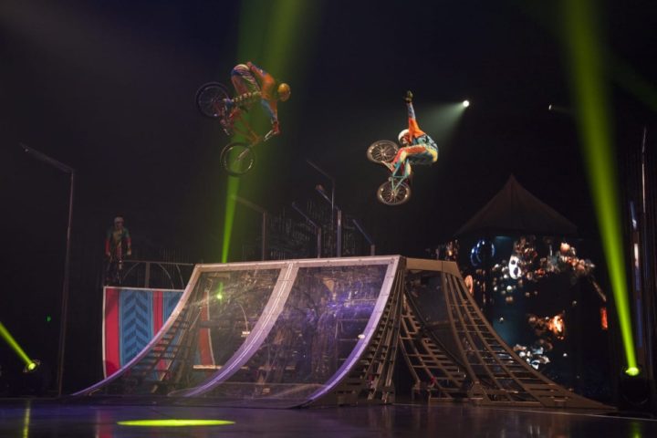 Foto do espetáculo VOLTA que acontece em setembro em Toronto (utilizada com autorização do Cirque du Soleil). Créditos: Patrice Lamoureux